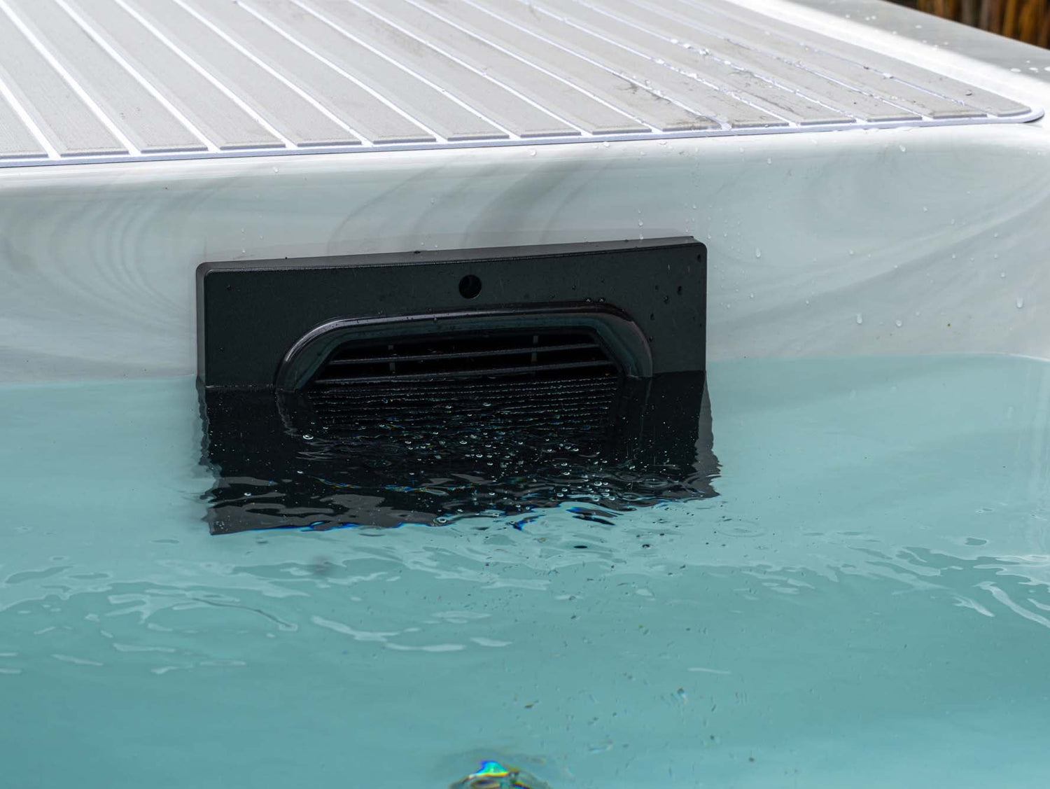 Black current jet system in turquoise water of Breeze ice bath, showcasing powerful water flow - Passion Ice Baths Collection