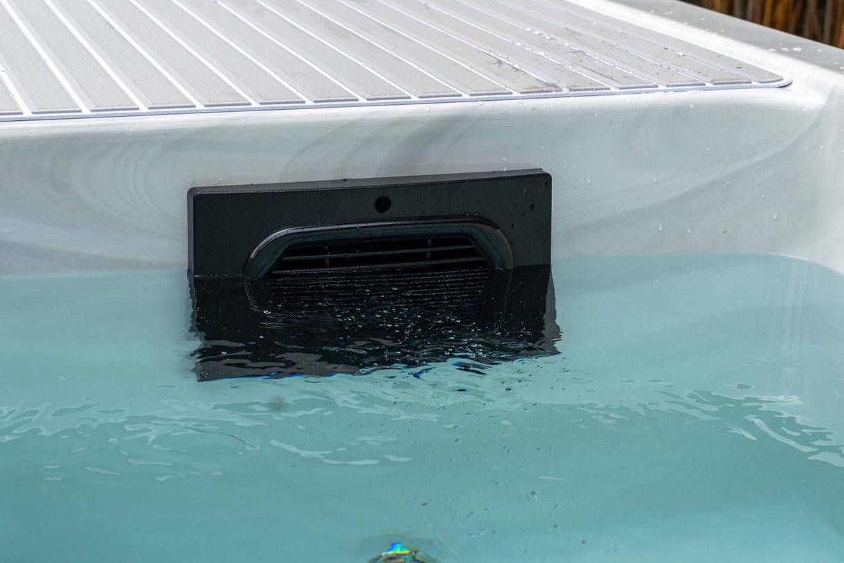 Black current jet system in turquoise water of Breeze ice bath, showcasing powerful water flow - Passion Ice Baths Collection