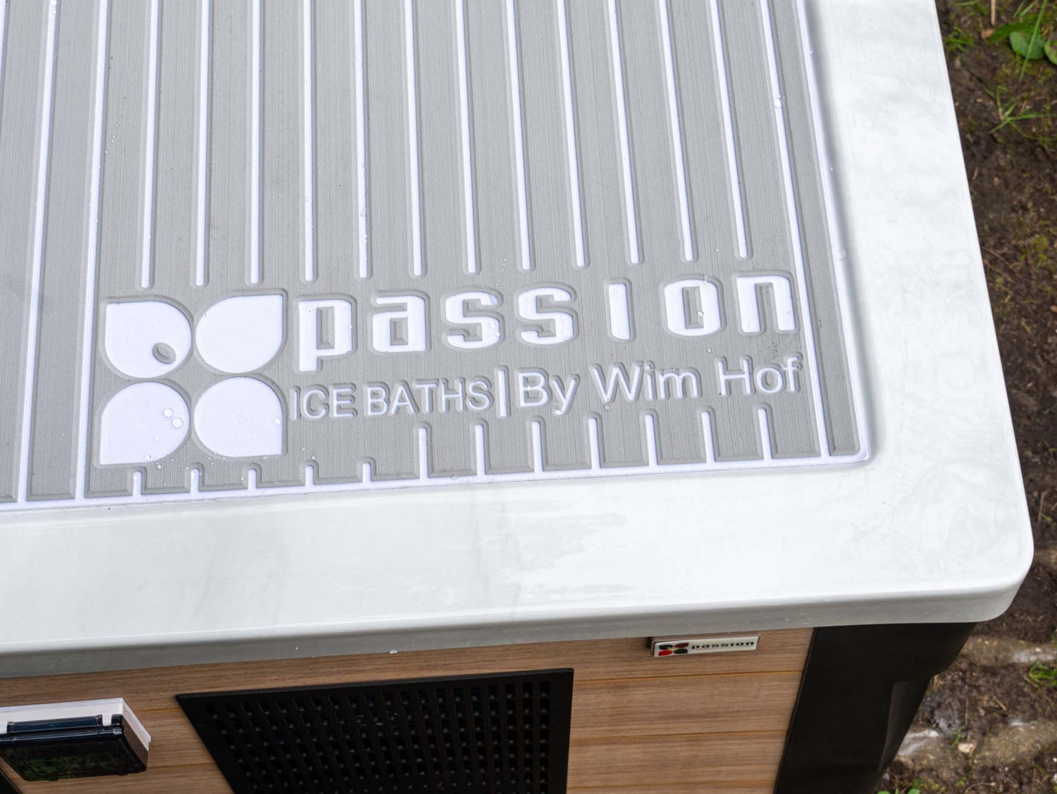 Modern white Breeze ice bath lid with Passion Ice Baths logo and ribbed design detail shown in outdoor setting - Ice baths by Passion Ice Baths