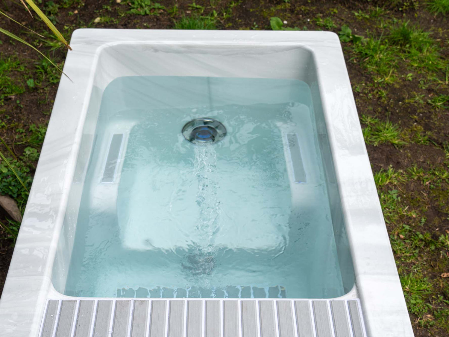 Breeze ice bath with powerful current system and white frame, filled with crystal-clear water - Passion Ice Baths Collection