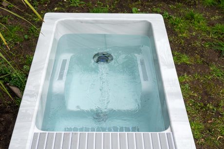 Breeze ice bath with powerful current system and white frame, filled with crystal-clear water - Passion Ice Baths Collection