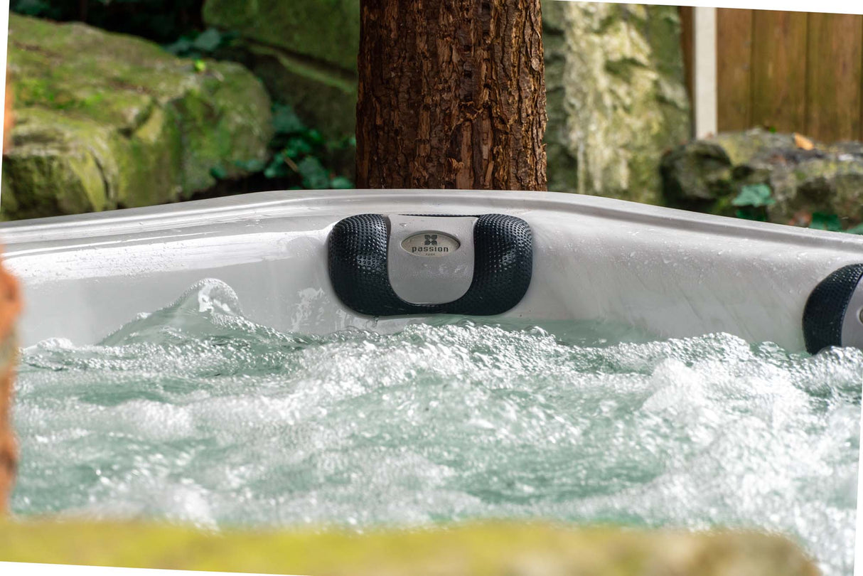 Elevate ice bath with powerful jets creating dynamic water movement in outdoor setting - Ice baths by Passion Ice Baths