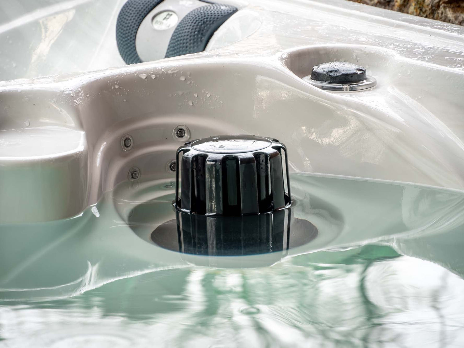 Elevate hot and cold therapy ice bath control panel with temperature dial in white acrylic shell by Passion Ice Baths